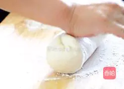 Illustration of how to make celery and pork buns 3