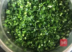 Illustration of how to make wontons stuffed with chives 2