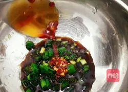 Illustration of how to make spicy sauerkraut wontons 8