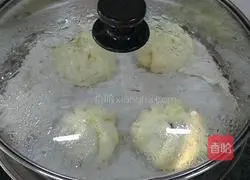 Illustration of how to make cabbage, fungus and pork stuffed buns 9