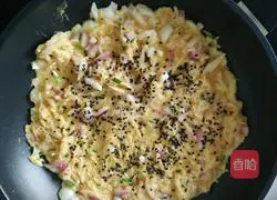 Illustration of how to make potato, onion and oatmeal egg pancakes 6