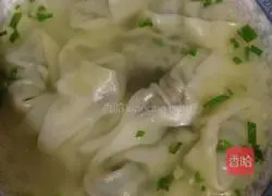 Illustration of how to make wontons stuffed with cabbage 3