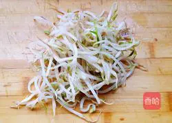 Illustration of how to make mung bean sprout egg pancake 2