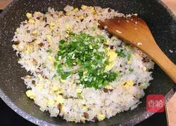 Illustration of how to make scallop and egg fried rice 17