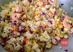 Illustration of how to make fried rice with shrimps 11 