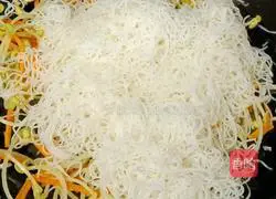 Illustration of how to stir-fry rice noodles with leek and bean sprouts 12