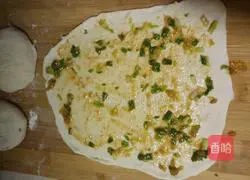 Illustration of how to make fried scallion pancakes 7