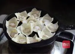 Illustration of how to make pan-fried flower-shaped wontons 4