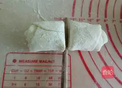 Illustration of how to make rose buns 12