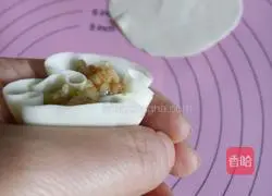 Illustration of how to make glutinous rice and shrimp siomai 11