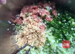 Illustration of how to make pork, shrimp, cabbage dumplings 7