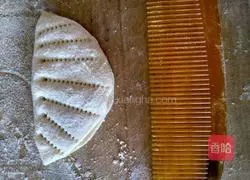 Pinch the meat~ ~ Illustrations of how to make lotus leaf cake 10