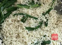 Illustration of how to make Shun Shun egg and soy sauce fried noodles 7