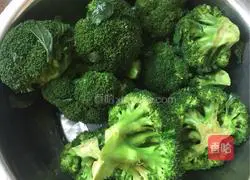 Illustration of how to make broccoli stuffed dumplings 2