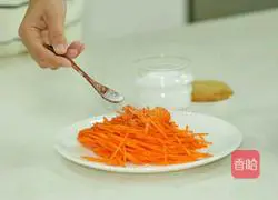 Illustration of how to make carrot and egg pancakes 1