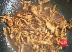 Illustration of how to make fried pancakes with shredded pork, garlic and moss 5