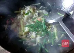 Illustration of how to make shredded potato, bean sprouts, sausage and fried rice 2
