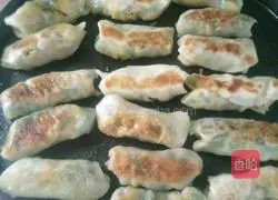 Illustration of how to make dumpling skin pot stickers 17