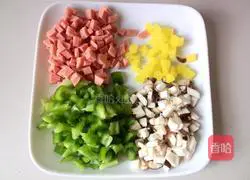 Illustration of how to make colorful egg fried rice 2