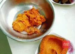 Pumpkin Steamed Buns (1) Illustration of how to make two-color twist rolls 1