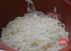 Winter Illustration of how to make Yin Gong rice noodles 4