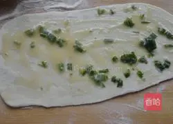 Illustration of how to make hot scallion pancakes 4