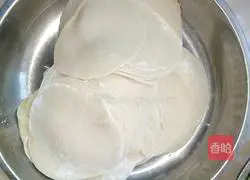 Illustration of how to make leek and pork dumplings 2