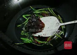 Illustration of how to make noodles with scallion oil 6