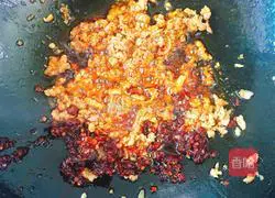 Illustration of how to make spicy vermicelli bun filling 6