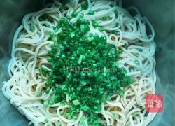 Illustration of how to make noodles with scallion oil 2