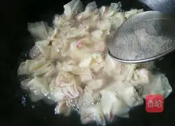 Fresh meat Illustration of how to make small wontons 10