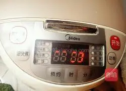 Illustration of how to make braised sausage and rice 10