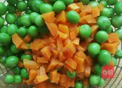 Illustration of how to make fried rice with peas, carrots and eggs 5