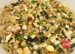 Illustration of how to make double meat and three vegetarian steamed stuffed buns 9