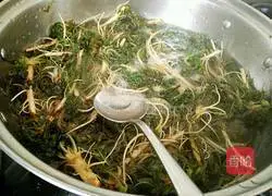 Illustration of how to make shepherd's purse and meat dumpling filling 2