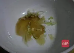 Illustration of how to make leek and pork wontons 13