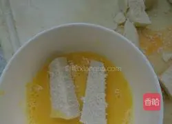 Illustration of how to make egg steamed bun slices 1