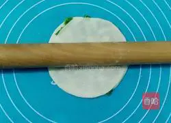Illustration of how to make scallion pancakes 3