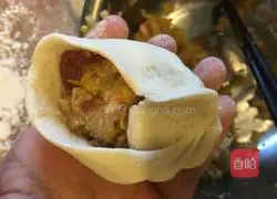 Illustration of how to make pickled cabbage and pork buns 16