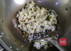 Illustration of how to make pickled cabbage fried rice 5