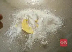 Illustration of how to make shredded coconut jam cake 1