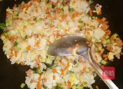 Illustration of how to make colorful egg fried rice 8