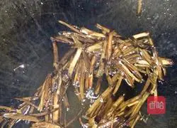 Illustration of how to make noodles with scallion oil 2