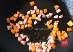 Illustration of how to make sausage, carrot and egg fried rice 6