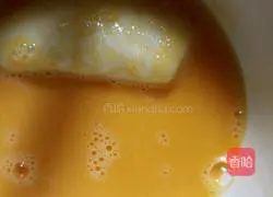 Illustration of how to make golden steamed bun slices 4