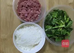 Illustration of how to make bacon, spinach and fried rice 1