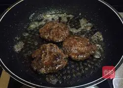 Illustration of how to make satay beef cake 12