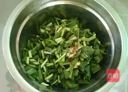 Illustration of how to make chive burritos 4