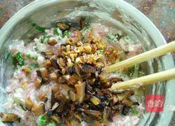 Illustration of how to make wontons stuffed with mushrooms and meat 4