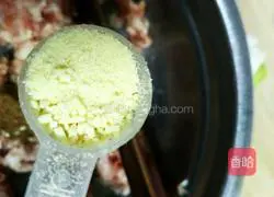 Illustration of how to make pork and coriander wonton stuffing 4